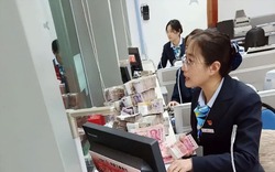 Đi rút 900 triệu người thân ở nước ngoài gửi về xây nhà, nhân viên ngân hàng nói nhỏ: Tài khoản = 0, đã rút sạch cách đây 2 ngày
