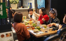 Gặp hội bạn thân cấp 3, tờ hoá đơn cùng câu nói của bạn khiến người phụ nữ 40 tuổi ra về trong tủi hờn