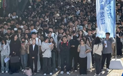 Bức ảnh được cư dân mạng truyền tay nhau nhiều nhất ngày hôm nay: Chưa bao giờ thấy cuộc sống áp lực như vậy!