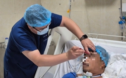 Thứ trưởng Bộ Y tế cứu người gặp tai nạn trên cầu Nhật Tân
