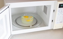 Chỉ một quả chanh, lò vi sóng bám đầy dầu mỡ cũng sạch bong sáng bóng, chị em lưu ngay bí kíp này