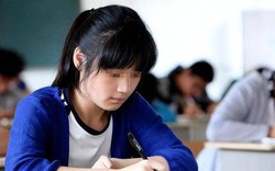 Con gái chỉ thiếu 1 điểm là đỗ ĐH TOP 1, mẹ nhờ người quen xem lại bài, 19 chữ trên giấy thi khiến bà bật khóc nức nở