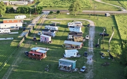 Quy trình tuyển chọn khắt khe của ngôi làng toàn phụ nữ với quy tắc "không rắc rối, không đàn ông"