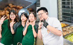 Bữa tối đặc biệt của học sinh Hà Nội ngày mưa lịch sử