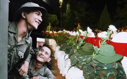 Buổi chiếu đặc biệt nhất của Mưa Đỏ: Hàng ghế trống, balo, hoa cúc trắng và khoảnh khắc cúi đầu trước lịch sử