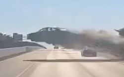 Ô tô gặp tai nạn, lao qua 4 làn đường trên cao tốc như phim hành động