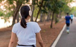 Tôi thấy mình trẻ hẳn ra ở tuổi 40 sau khi đi bộ kiểu này chỉ 1 tháng