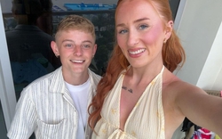 Hơn tuổi nhưng mặt non choẹt, chàng trai đi với người yêu toàn bị nhầm là mẹ con