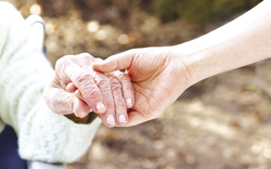 5 năm sống tằn tiện để mỗi tháng có đủ 10 triệu gửi về cho mẹ, con gái bật khóc khi biết sự thật: "Con không thể chấp nhận"