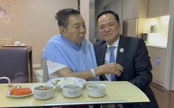 Hình ảnh tân thủ tướng Thái Lan quỳ gối bên cha sau khi đắc cử