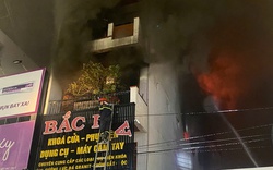 Lửa đang cháy dữ dội tại ngôi nhà 5 tầng ở Nha Trang, thương vong hiện chưa xác định