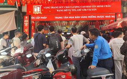 Trăm người xếp hàng chờ mua vàng giá đắt chưa từng có