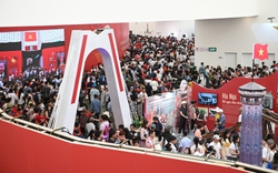 Hot nhất cuối tuần này: Trung tâm triển lãm quốc gia tiếp tục hút khách đông nghịt như đang nghỉ lễ