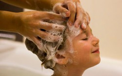 Nước tắm thảo dược quen dùng cho trẻ em bị Bộ Y tế thu hồi, tiêu hủy vì không đạt chuẩn vi sinh