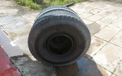 Kinh hoàng khoảnh khắc bánh xe sơ-mi rơ-mooc bay thẳng vào 2 người phụ nữ