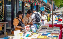 Giới trẻ TP HCM dạo phố sách, chụp hình check-in ngày đầu năm