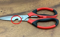 90% người mù tịt về công dụng của chiếc lỗ khuyết trên kéo