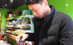 Vỡ nợ, người đàn ông "đứng đường" bán hoa quả kiếm 370 triệu 10 ngày trước Tết