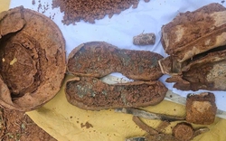 Xúc động hình ảnh di vật vừa được tìm thấy cùng 2 hài cốt liệt sĩ