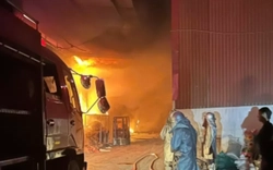 Lửa bao trùm nhà xưởng sản xuất ở Hà Nội