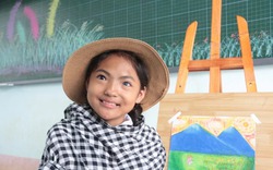 Cô bé có đôi mắt "âm dương" kỳ lạ ở Tây Nguyên