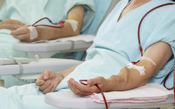 Người phụ nữ suy thận nặng, phải chạy thận nhân tạo vì bôi thứ nhà nào cũng có này lên da