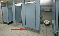 Lý do vì sao dưới cửa nhà vệ sinh công cộng luôn có 1 khe hở: Quan trọng hơn nhiều người nghĩ