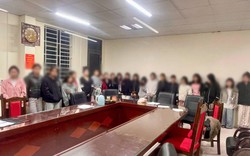 Vạch trần đường dây mua bán người núp bóng massage, karaoke: 21 thiếu nữ bị ép rót bia, bấm bài rồi bị bán qua tay nhiều chủ