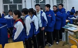 Phát hiện học sinh một lớp cứ đến giờ ra chơi là lẳng lặng xếp hàng trước bàn một bạn: Chuyện gì đây?