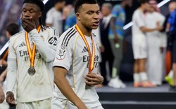 Mbappe nổi đoá "lệnh" cho đồng đội bỏ vào đường hầm, từ chối nhìn Barcelona nâng Siêu cúp gây tranh cãi dữ dội