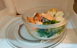 Không nên đặt thức ăn vào giữa lò vi sóng! Một dược sĩ tiết lộ nguyên tắc này, khiến cư dân mạng kinh ngạc: 20 năm sử dụng sai cách