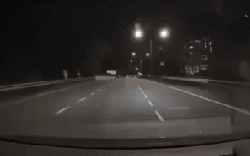 Tài xế mô tô đi ngược chiều, bay lên nóc capo của ô tô, cảnh tượng sau đó khiến ai cũng kinh ngạc