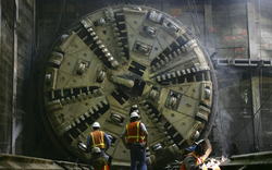 Trung Quốc tạo kỳ tích gây sốc: Máy đào hầm dài 145 mét, nặng 5.000 tấn bất ngờ mắc kẹt dưới đáy sông, được ‘giải cứu’ thành công bằng cách không ai ngờ