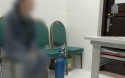 Bác sĩ bất ngờ khi nữ sinh mang bình khí cười đi khám tâm thần