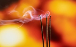 Đang thắp hương mà nén hương tắt giữa chừng: 'Điềm' xui xẻo hay chỉ do gió lùa?