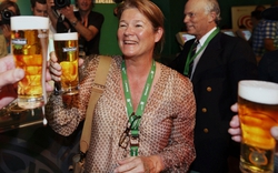 Ái nữ độc nhất nhà Heineken: Từ bà nội trợ nhút nhát, né tránh việc thừa kế bằng được đến nữ vương đế chế bia 15 tỷ USD