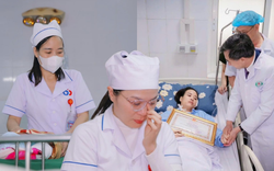 Nữ điều dưỡng bị đâm 11 nhát dao xúc động ngày quay trở lại công việc, kể lại thời khắc che chắn cho trẻ sơ sinh trong vụ truy sát kinh hoàng