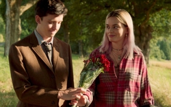 Xem phim Sex Education, tôi "sốc tận óc" khi phát hiện bí mật trong hộc bàn của con gái