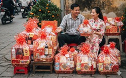 Người ta buôn hàng Tết hối hả kiếm tiền, vợ chồng tôi chưa bán được món nào đã mất cả tiền lãi