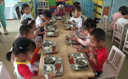 Cô giáo đăng bức ảnh bữa ăn trưa lên nhóm chat, phụ huynh sốc, làm lớn chuyện!