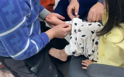 Hoảng hốt phát hiện đôi chân trẻ nhỏ thò ra từ trần nhà, gia đình lập tức báo cảnh sát