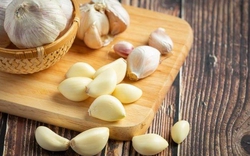 Tỏi có thực sự gây hại cho gan? Muốn nuôi dưỡng gan, đừng bỏ qua 3 thực phẩm nên tránh và 3 loại quả nên ăn