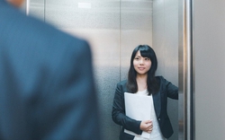 Sếp nữ hỏi: "Nếu đi công tác cùng tôi mà vợ bạn ghen thì sao?", nam ứng viên chốt chốt 1 câu, sếp bật ngửa vì quá sắc sảo!