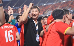 Video: HLV Kim Sang-sik nói lời đanh thép, "lên dây cót" tinh thần trong phòng thay đồ U23 Việt Nam trận gặp U23 UAE