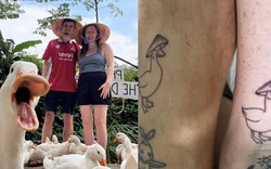 Quá mê chăn vịt ở Việt Nam, cặp đôi Tây xăm hình vịt đội nón lá làm kỷ niệm