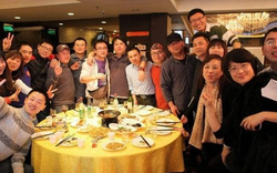 Mời họp lớp 15 người, đến nơi gấp đôi "quân số": Chủ tiệc làm một điều khiến cả bàn ăn chết lặng