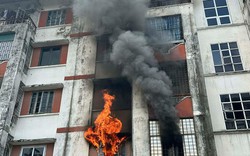 Chung cư giữa khu dân cư đông đúc bất ngờ bốc cháy