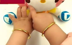 Bé gái đeo vòng vàng đến trường mầm non rồi bị mất, phụ huynh yêu cầu khám người nhưng giáo viên từ chối