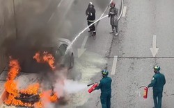 Ô tô Audi bốc cháy ngùn ngụt ở hầm chui Hà Nội