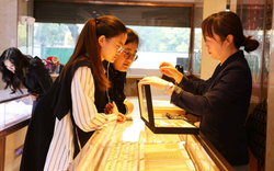 Người mua vàng lâu năm khuyên người mới mua vàng: 5 việc phải làm bằng được!